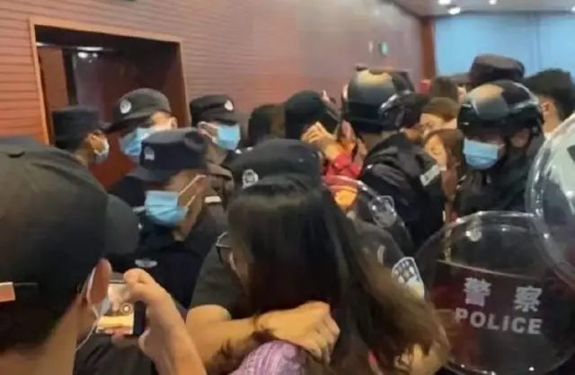 网络画面显示很多学生与警察发生冲突。