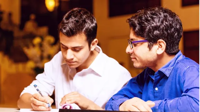 గత సంవత్సరాల్లో విజయం సాధించిన విద్యార్థులు ఇచ్చిన సలహాలు, సూచనలను పాటించండి.