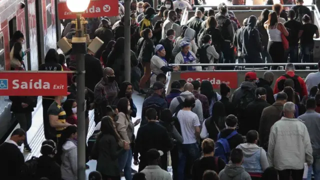 Несмотря на карантин, в Сан-Паулу многие продолжают пользоваться общественным транспортом