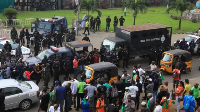 Ndị mmadụ gbakọrọ