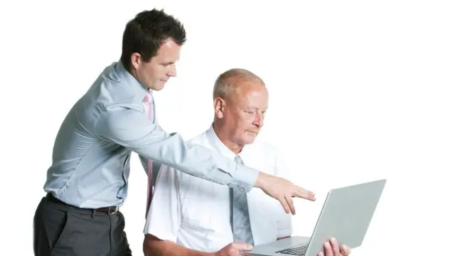 Un jefe joven con un empleado mayor