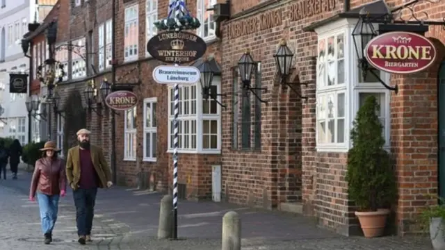 Almaniyada iki nəfərdən artıq şəxsin bir arada olması qadağandır. Oxşar qaydalar digər ölkələrdə də var