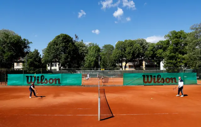 Thể thao ngoài trời như tennis đã được phép hoạt động ở Áo