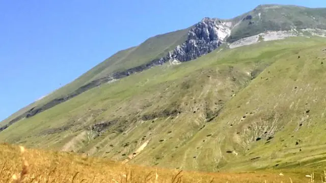 Retakan di atas gunung