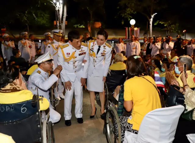 ในหลวงและพระราชินีพบประชาชน