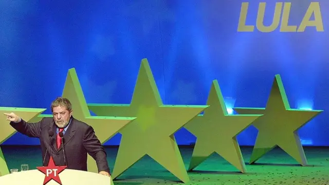 Lula usando as cores do Brasil e a estrela vermelha do PT em 2002, durante sua quarta campanha para a presidência
