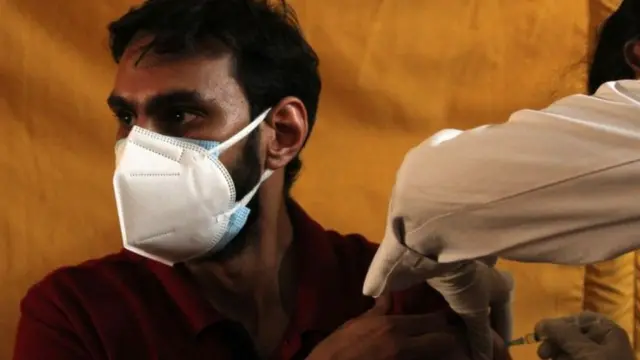 कोरोना : लस घेतल्यानंतरही कोरोना संसर्ग होऊ शकतो का?