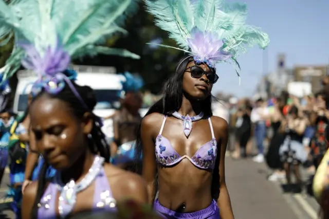 عاد كرنفال "نوتنغ هيل" إلى شوارع غرب لندن للمرة الأولى منذ عام 2019 بسبب فيروس كورونا. الاحتفال، الذي يساهم فيه المجتمع بالموسيقى والرقص والطعام والشراب، متجذر في ثقافة منطقة البحر الكاريبي، وقد بدأ في أواخر الخمسينيات والستينيات من القرن الماضي.