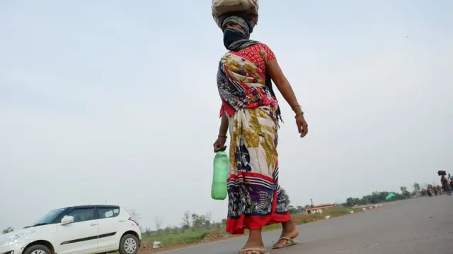 पैदल चलती प्रवासी मज़दूर