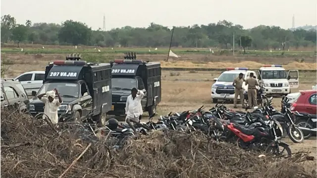 సంఘటనా స్థలంలో పోలీసు వాహనాలు