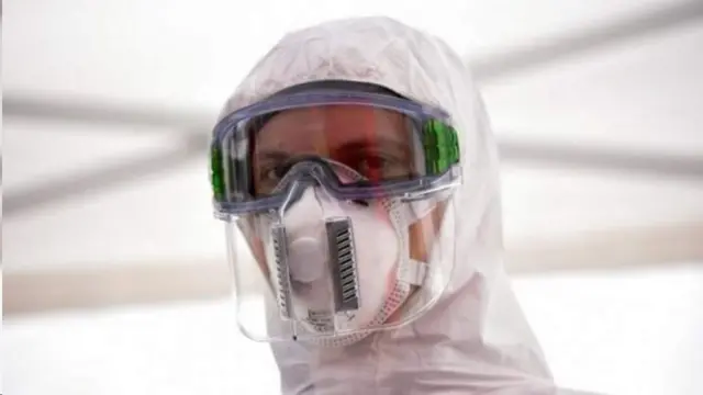 આરોગ્ય કર્મચારીની તસવીર