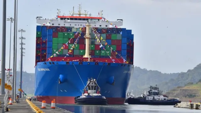 Barco chino en el Canal de Panamá.