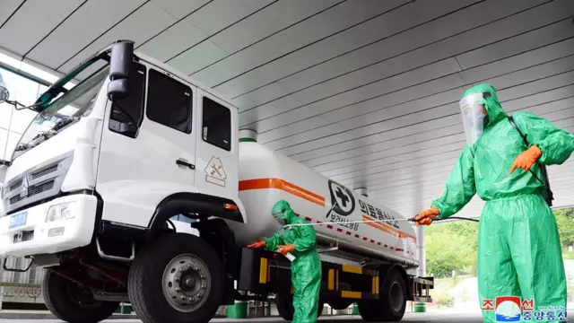 Một công nhân khử trùng xe chở oxy y tế ở Bình Nhưỡng