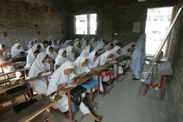 "शिक्षणाचा अभाव असल्याने मुस्लीम समाज मात्र पारंपारिक पावरलूमच्या व्यवसायावरच अवलंबून राहिला."
