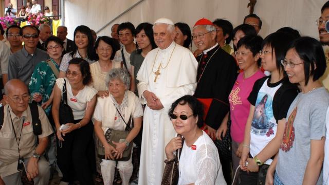 教宗本篤十六世（中）、香港主教陳日君樞機（右四）在意大利卡多雷的洛倫扎戈與華人朝聖信眾合照（22/7/2007）