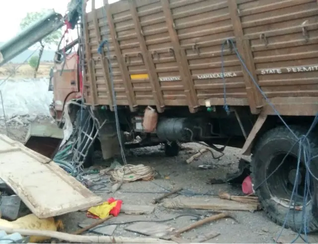 अपघातग्रस्त टेंपो