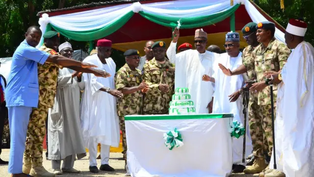 Shugaba Buahari tare da manyan hafsoshin sojin kasar lokacin da za su yanka kek din bikin cika shekara 57 da samun 'yancin kasar a Maiduguri