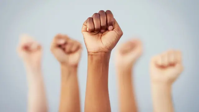 Brazos de personas de distintas razas