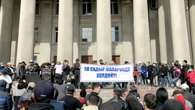 өкмөт үйүнүн алдында Садыр Жапаровду колдогон тараптар турушат