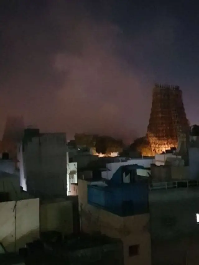 தீ விபத்தால் அந்தப்பகுதி புகை மண்டலமாக மாறியது