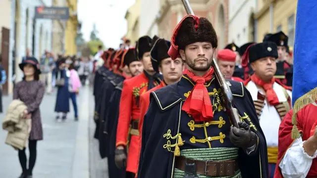 Army men dey dress up for dem 17th century history