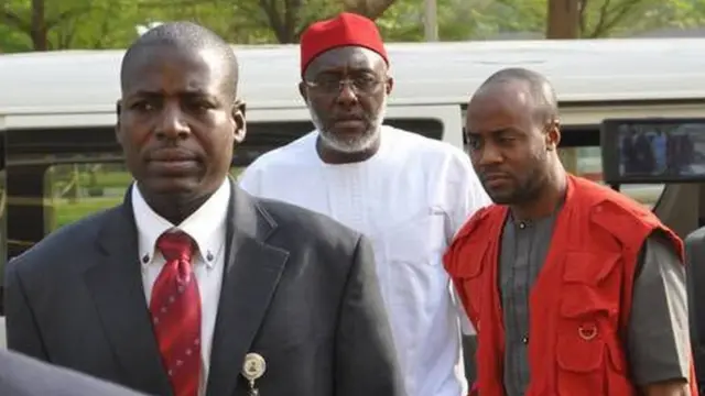 Olisa Metuh pẹ̀lú awọn oṣiṣẹ EFCC