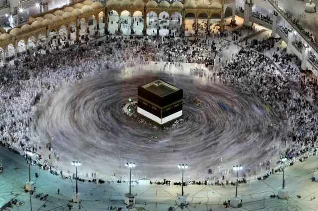 இஸ்லாமியரின் புனித இடமான மெக்கா கிராண்ட் மசூதியில் காபாவை சுற்றி வந்து புனித பயணத்தை தொடங்கியுள்ளனர்.