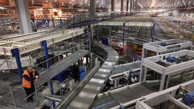 عاملٌ يتولى الإشراف على عملية الفرز الآلي