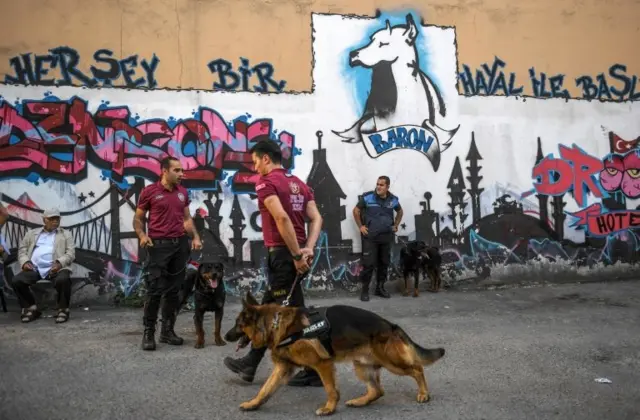 Polisler köpekler ile önlem aldı