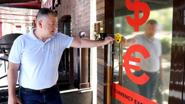 Мужчина у дверей обменного пункта