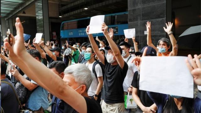 港区《国安法》通过后，白纸成为了香港示威者的工具，讽刺当局夺去了他们的言论自由。