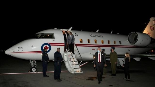 加拿大公民康明凱（Michael Kovrig）和邁克爾·斯帕弗（Michael Spavor）所乘的加拿大政府包機抵達該國西部城市卡爾加裏，加拿大總理特魯多親自前往機場接機。