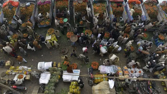 ليکوال وايي له افغانستان، ايران، هند او چين سره راکړه ورکړه د پاکستان د نړېوالې سوداگرۍ ٢٦ سلنه جوړوي.