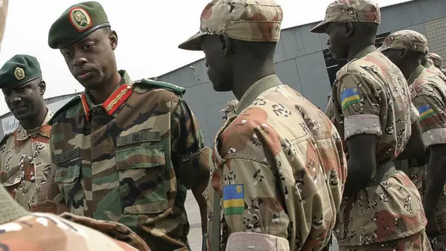 Jenerali Kabarebe (wa kabiri uvuye ibumoso) azwiho kuba yarayoboye igisirikare cy'ibihugu bibiri bitandukanye