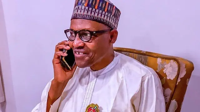 Shugaba Buhari lokacin da yake amsa waya bayan sakin yaran daga gwamnan Katsina