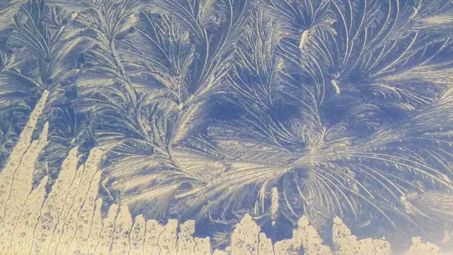 구름 아래 도시 고층건물처럼 보이는 서리 문양