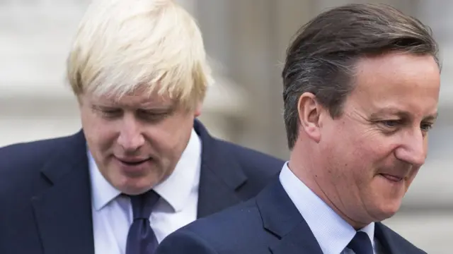 Boris Johnson (à esq.) e David Cameron (à dir)