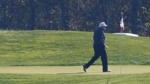 Trump jugando golf en Sterling (Virginia)