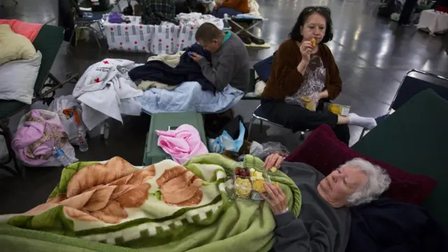 Geçici barınaklara sığınanlar