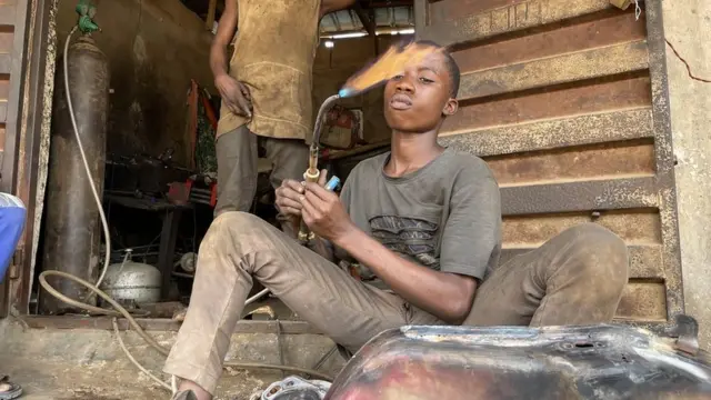 Di 16 year old Nigerian student wey convert bicycle to motorbike wit generator engine