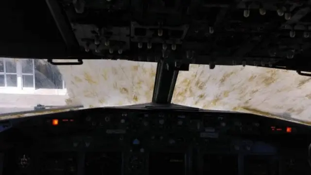 Byari bikomereye abapilote gukomeza batareba imbere bahindura urugendo