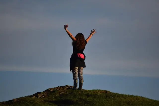 ایک خاتون پہاڑی کے اوپر