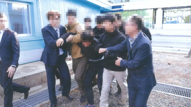 영상에는 당시 북송을 완강히 저항하는 상황이 고스란히 담겼다