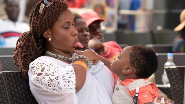 nwaanyị na nwa ya n'otu mmemme