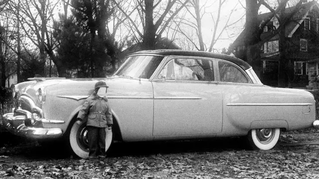 Ребенок без лица на фоне машины