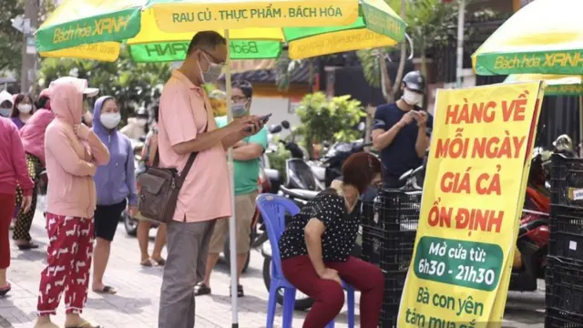 Ngày 14/7 tại Bách Hoá Xanh, Quận 8, người dân cho biết, đã xếp hàng gần 1 tiếng nhưng vẫn "dậm chân tại chỗ".