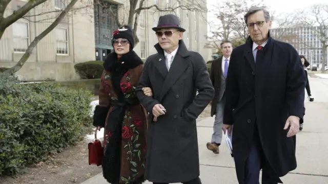 周立波和第二任妻子胡潔一起步出法庭。