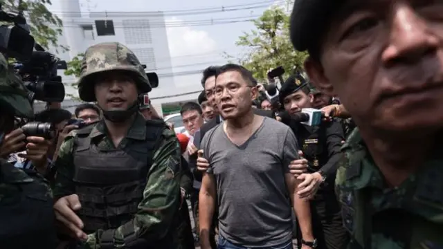 เจ้าหน้าที่ทหารควบคุมตัววัฒนา เมืองสุข ไปปรับทัศนคติ เมื่อ 21 เม.ย. 2559 หลังโพสต์วิจารณ์ร่าง รธน.