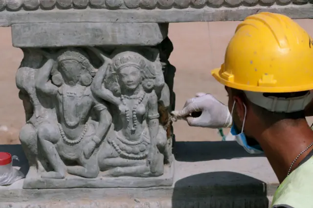 A ranar Lahadi kuma a Misra, ma'aikata suna kokarin kokarin gyara fadar wani attajiri dan kasar Belgium, Edouard Empain wanda ya yi irin ginin fadojin kasar Cambodia shekara 100 da ta gabata.
