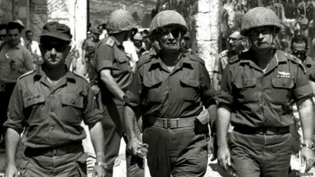 ઇઝરાયલના તત્કાલીન વડા પ્રધાન રાબીન (જમણે) તથા મોશે દયાન (વચ્ચે)